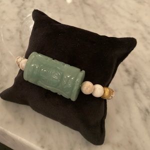 Carved Jade and Howlite Beaded Bracelet